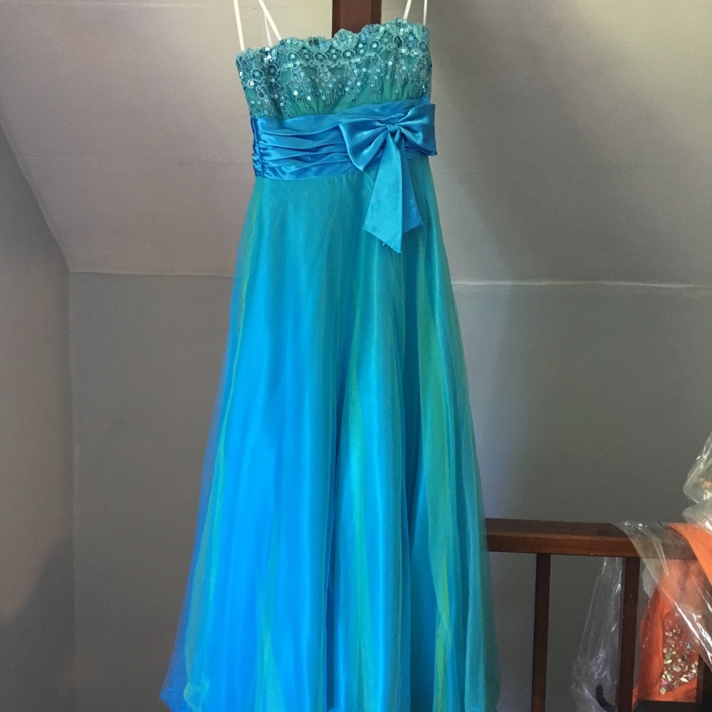 Prom dress! - Picture 3 of 4